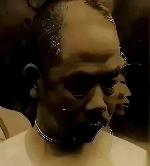 他们把枪决现场，搞成了一场公开“表演”。
几十个记者被强行拉到现场，镜头怼着脸拍