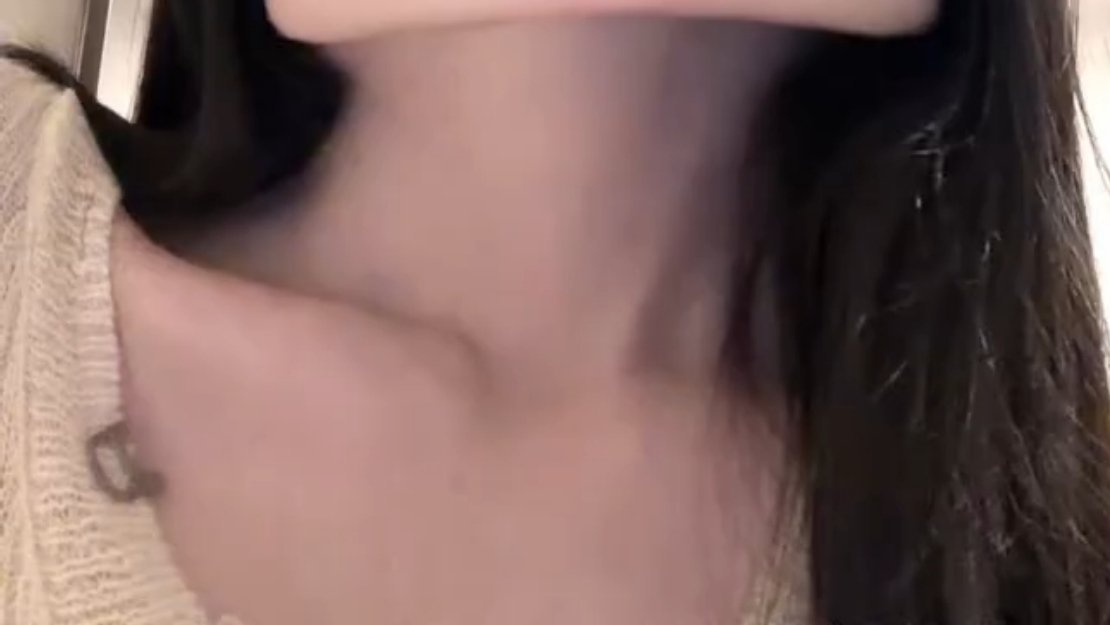 刚舔完锁骨我知道，咪就这样录了开箱vlog又拍特效小视频露锁骨给我吃，咪好！富有