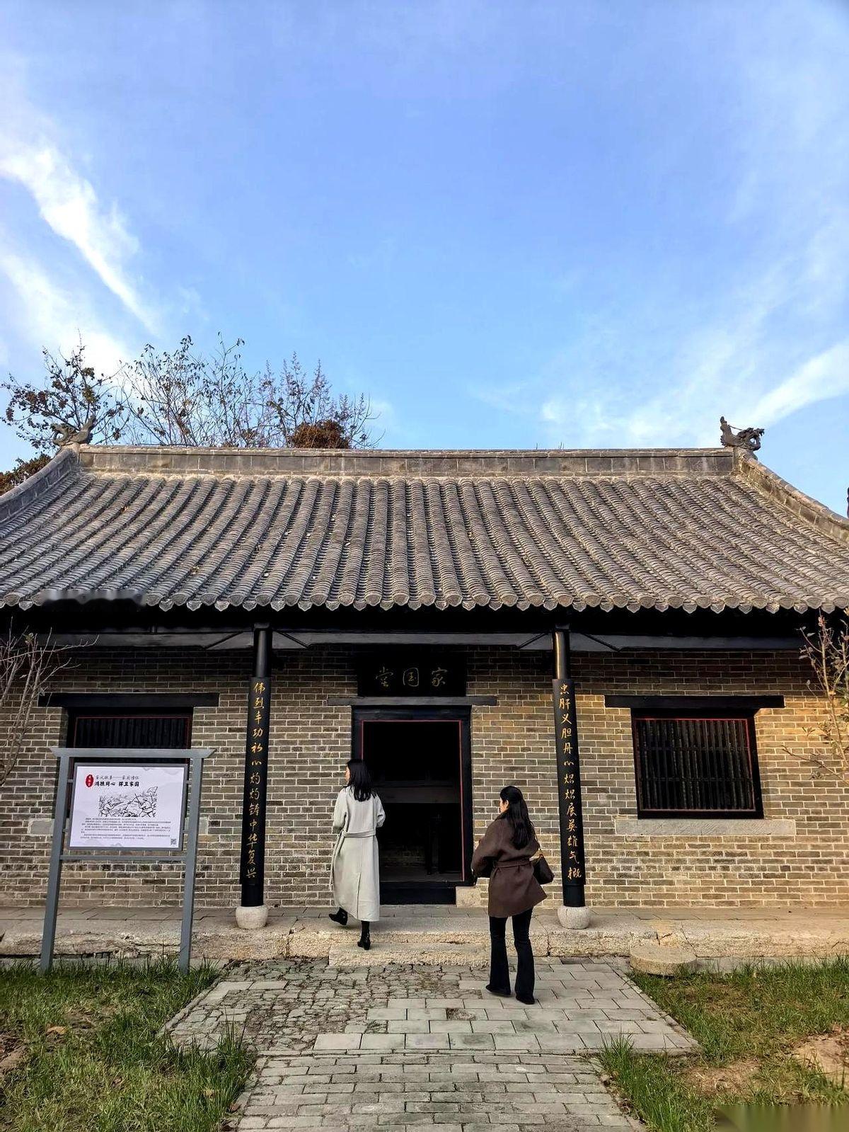 “洪福寺赛北京，郑老妖坐朝廷。”
你听听，这是我们老家那边的一句民谣。说的不是什