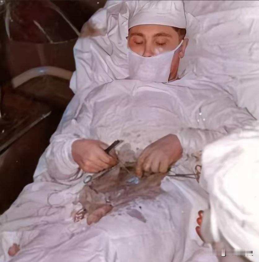 1961年，在南极考察站里，27岁的苏联医生给自己注射了麻醉剂，然后亲手切开了自