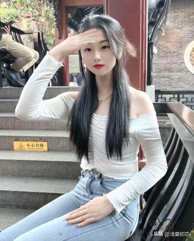 元气少女在古风建筑前打卡，美照get！