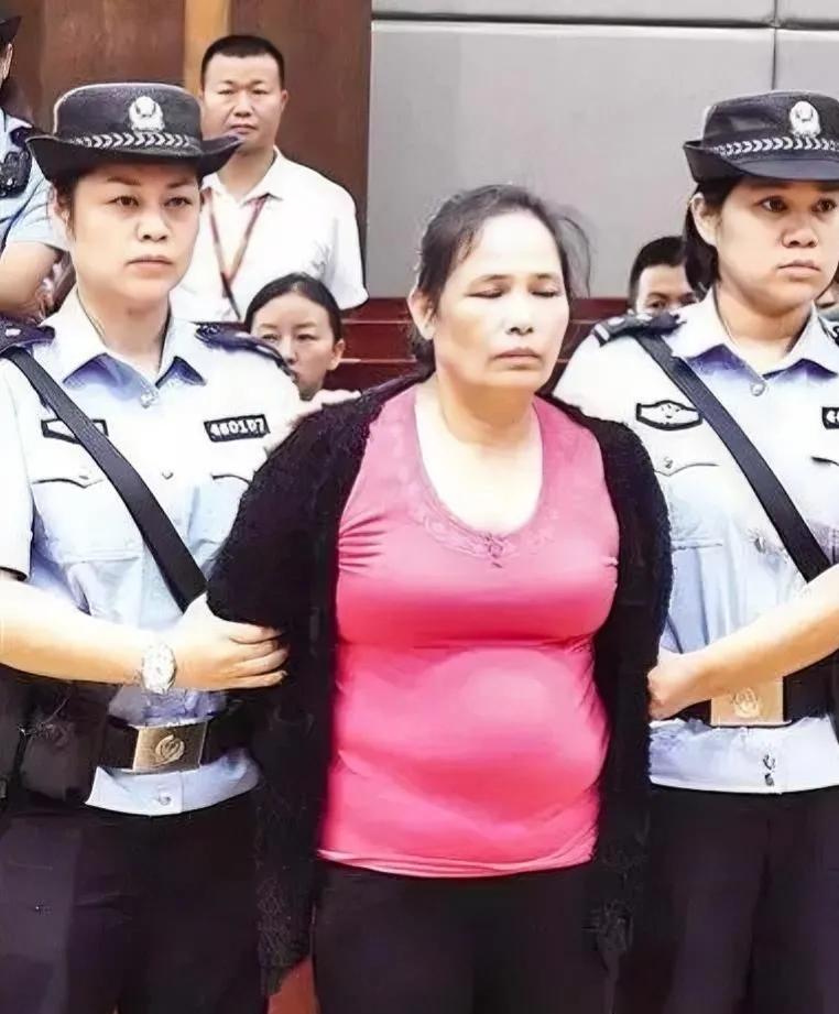 2018年，云南女毒枭被执行死刑前，留下的一张老照片，镜头中的这个中年妇女，名字