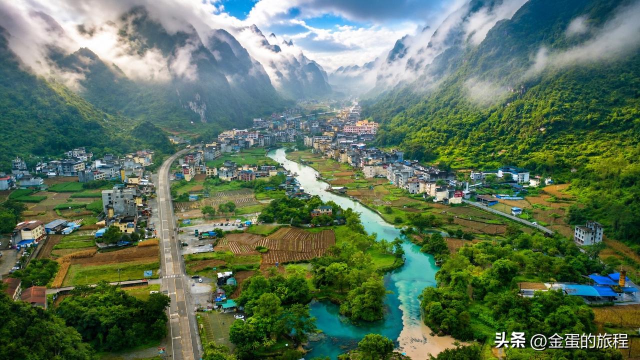 广西九顿溢流天窗群的这条河，实在是太惊艳了，一天都在泉口河边等天晴，这种景点目前