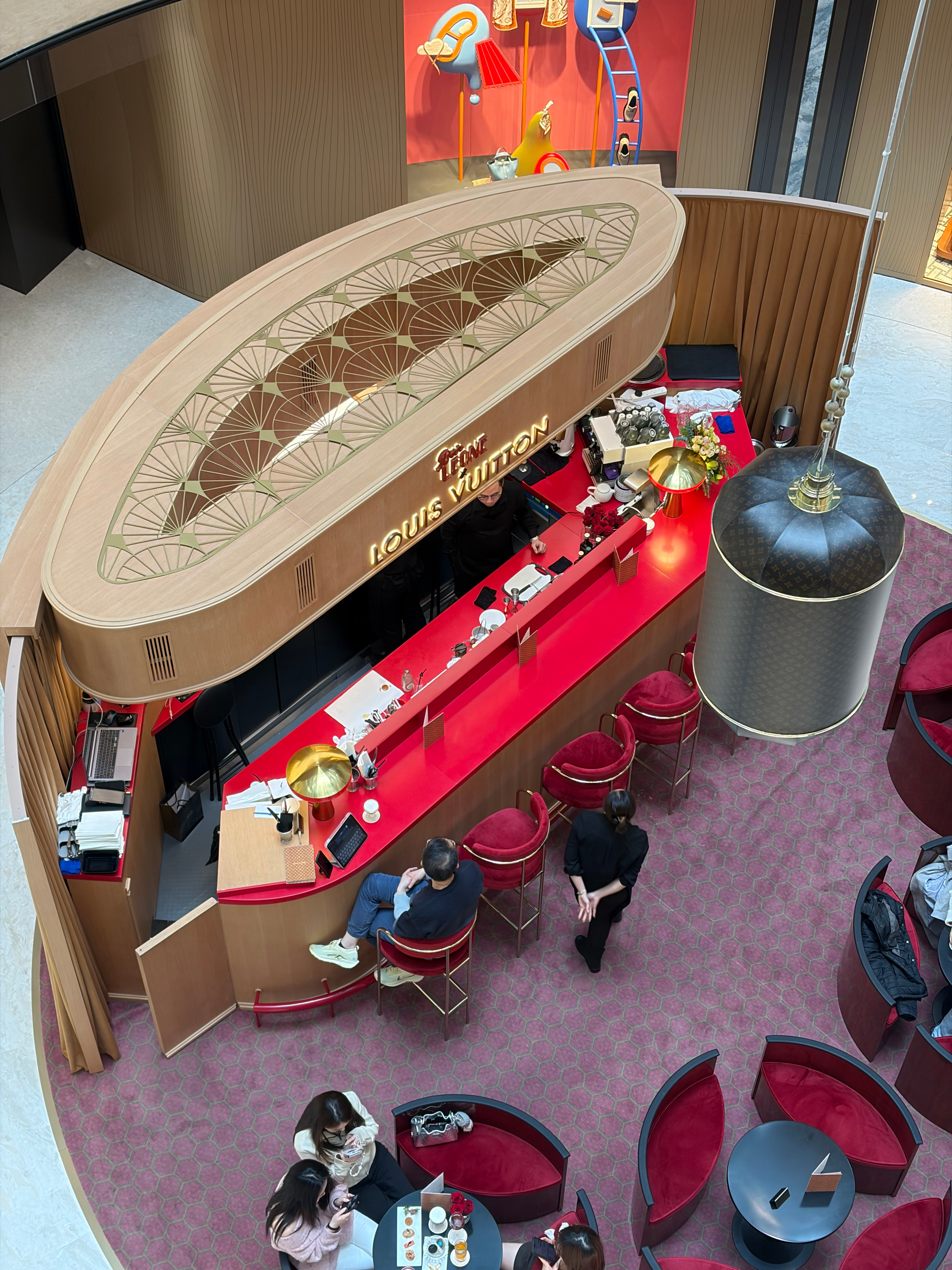 啊？LV 都开咖啡厅了？ 