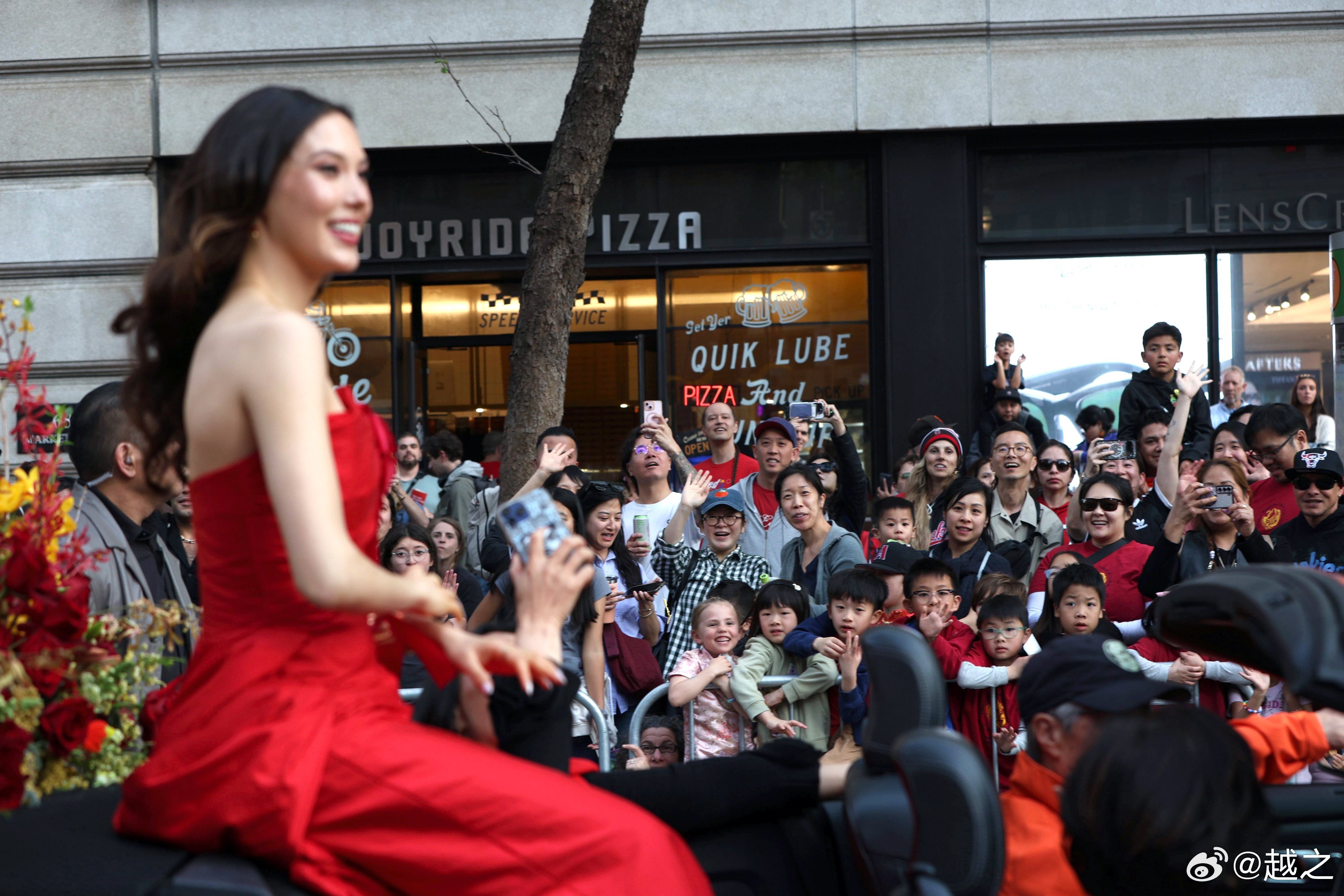 谷爱凌的花车游行，可以看到围观拍摄欢呼的人群，可不都是华人或者亚裔面孔 