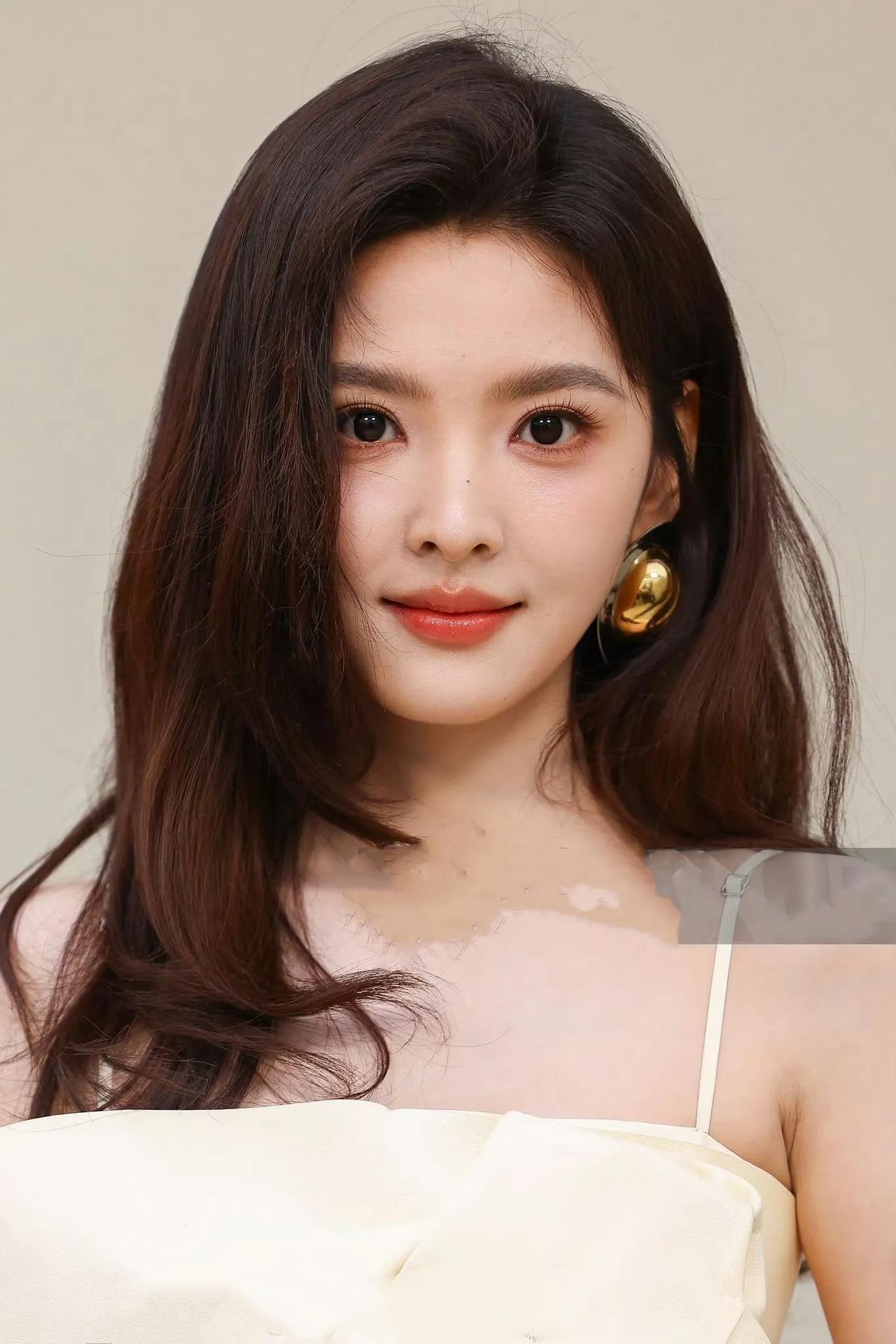 章若楠亮相巴黎时装周！
一袭黄色蝴蝶结吊带裙清新亮相，甜度爆表。作为纪梵希品牌大