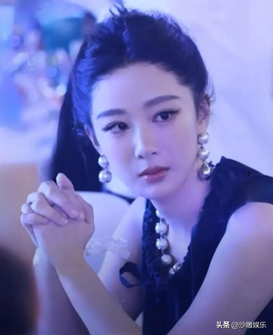 杨紫，太可爱了！

6月25日晚，杨紫引发热议！
起因是白玉兰奖提名晚宴，杨紫却