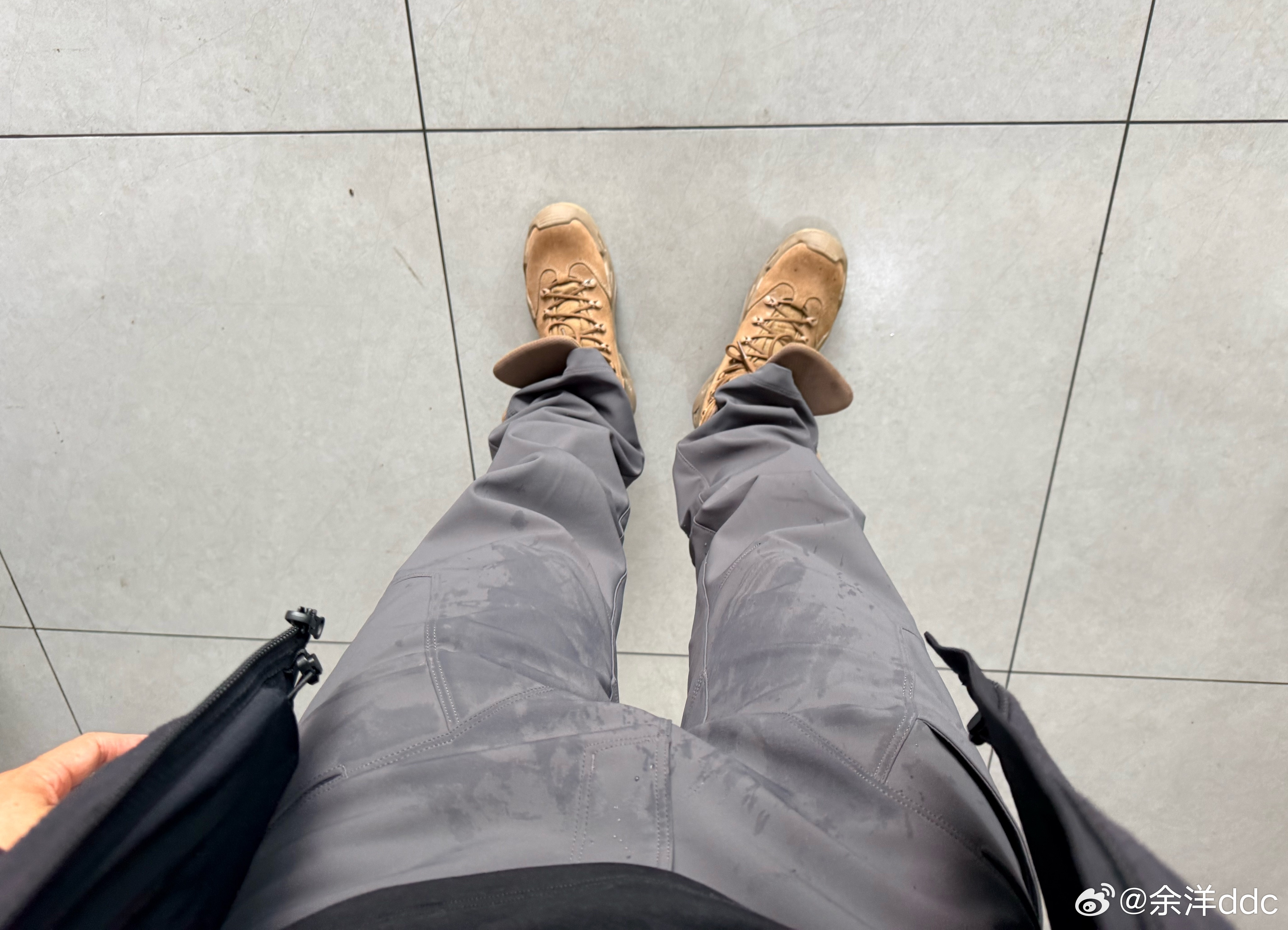 去厕所我还没开始唏嘘，先被小便池上面的感应喷子喷湿了