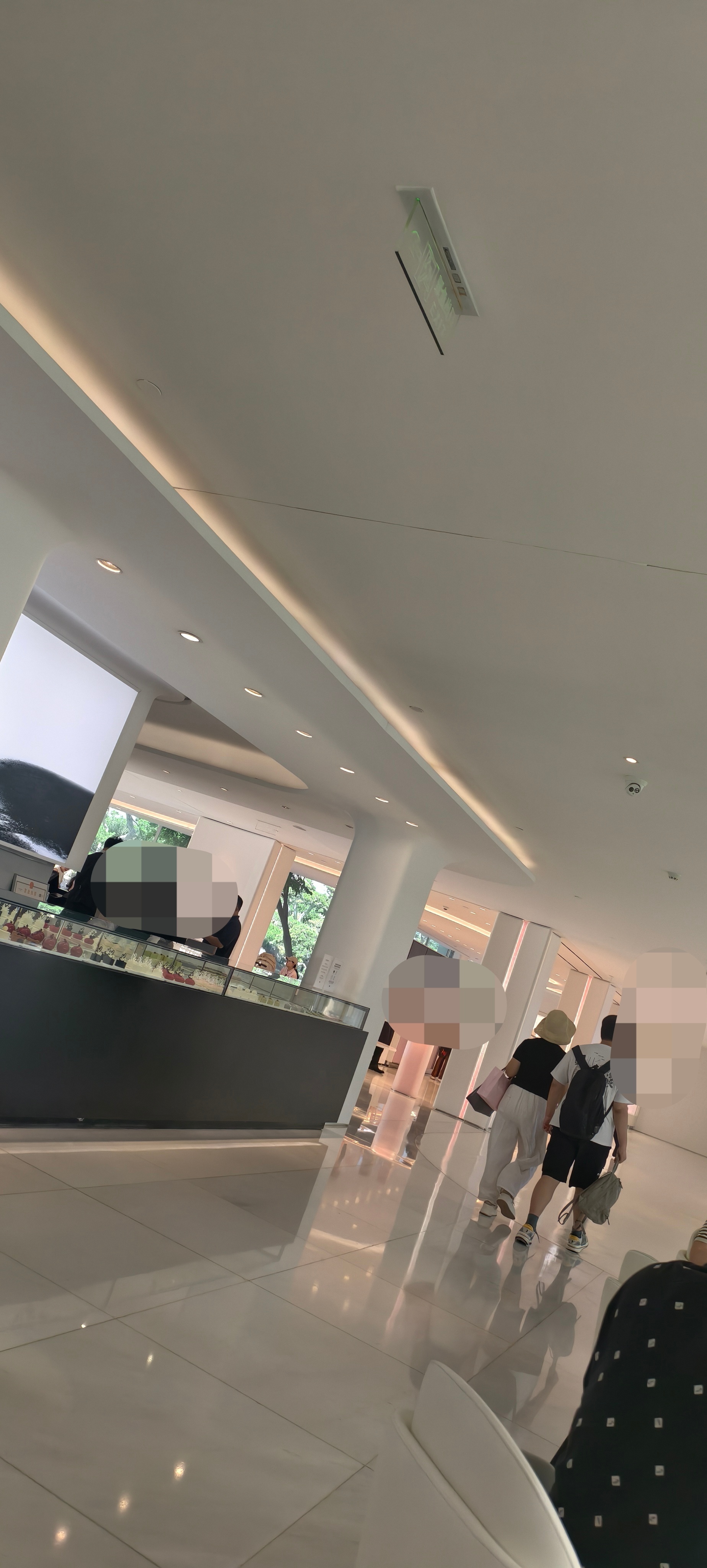 罗红摄影艺术馆集艺术展览＋艺术制品＋甜食饮品一体化营销属实是没错的～基于好利来的