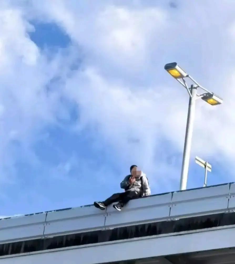 这个20多岁青年太狠心了，当着母亲的面坠亡，还是在异国他乡，让他的母亲怎么办？！