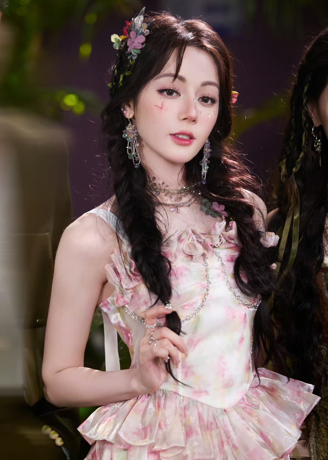 迪丽热巴簪花双股辫迪丽热巴真相与谎言难以辨别迪丽热巴簪花双股辫，美的很， 好帅 