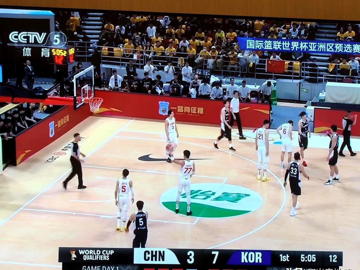 看了大半节男篮比赛，我真蚌埠住了！为啥又招周琦、曾凡博回来？这队完全没了亚洲杯那