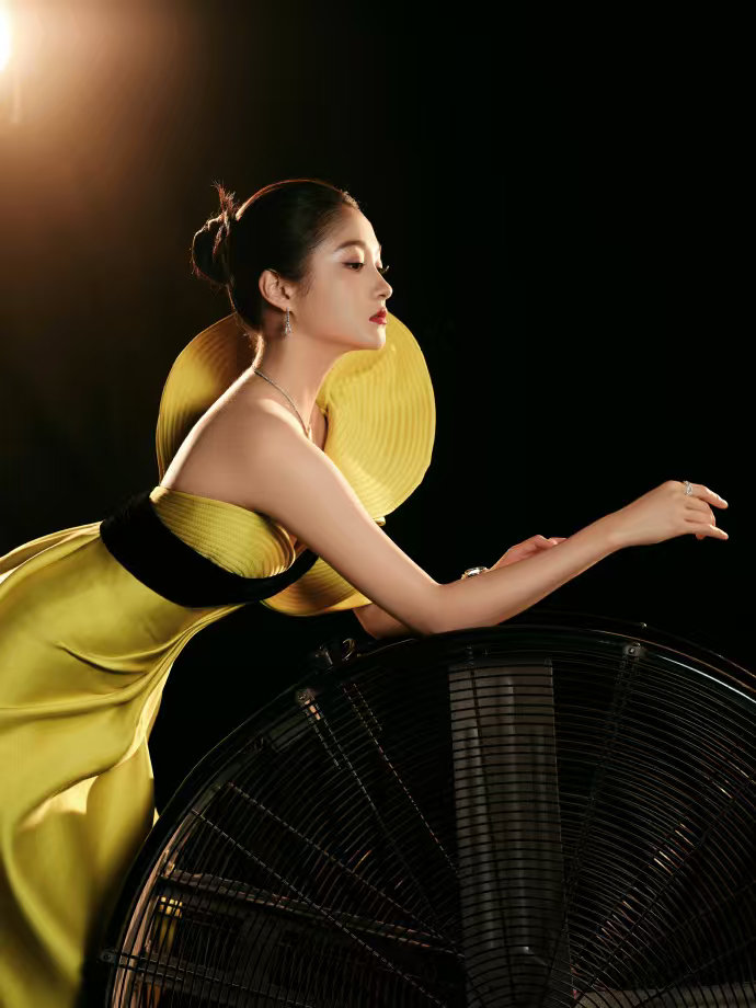 清冷气质撞上复古剪裁，每一个转身都自带氛围感，亮眼指数超标！ 