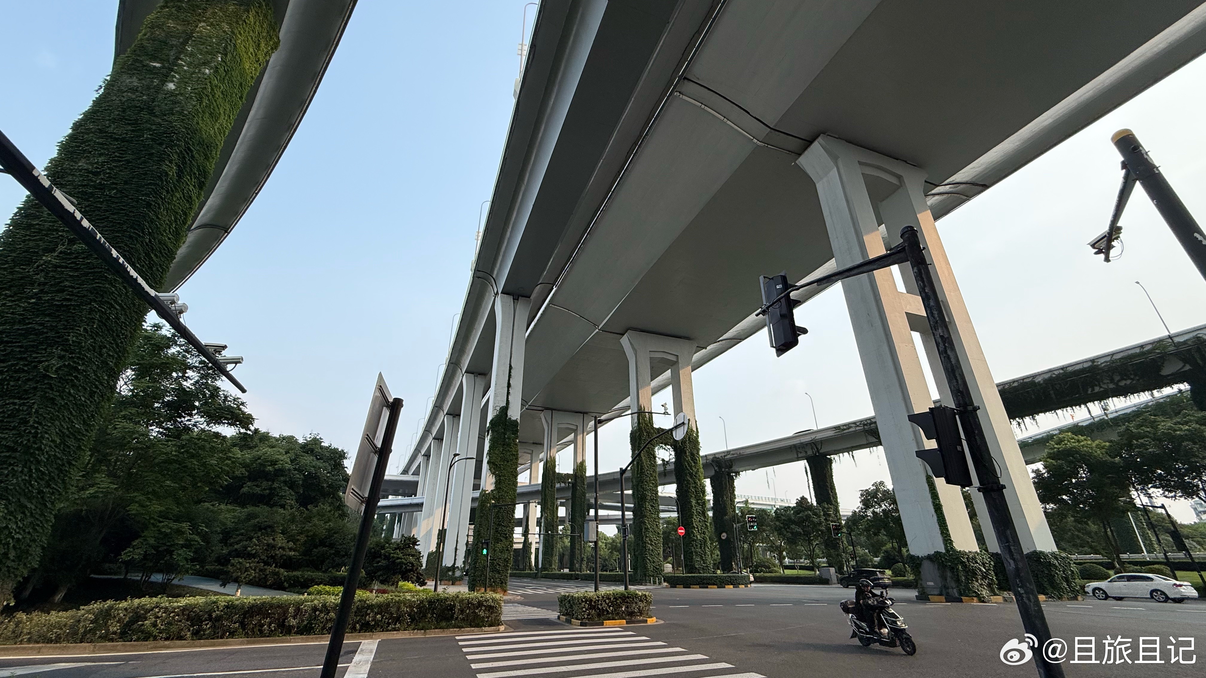 上海的立交桥，桥若游龙，凌空飞渡。 上海·徐泾