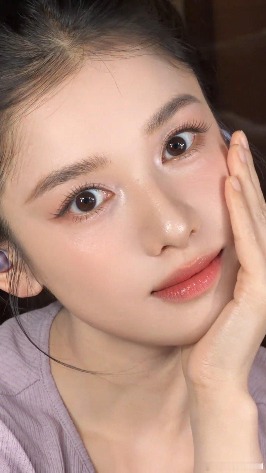 张婧仪[超话]张婧仪粉润珍珠妆王崇给张婧仪化的粉润珍珠妆 张婧仪粉润珍珠妆，完全