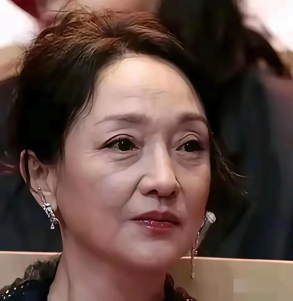 周迅，她静静地坐在那里，眼神里藏着故事，仿佛在诉说着不为人知的秘密。俗话说岁月催