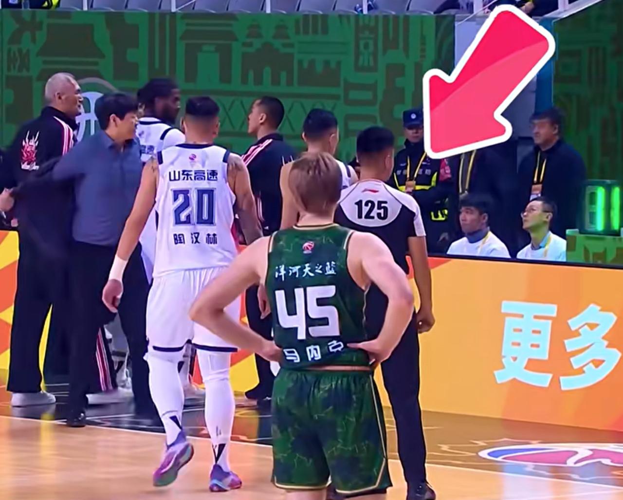 一个回合送出3个T！2人被直接驱逐出场，CBA名记：判罚匪夷所思……
昨晚，山东
