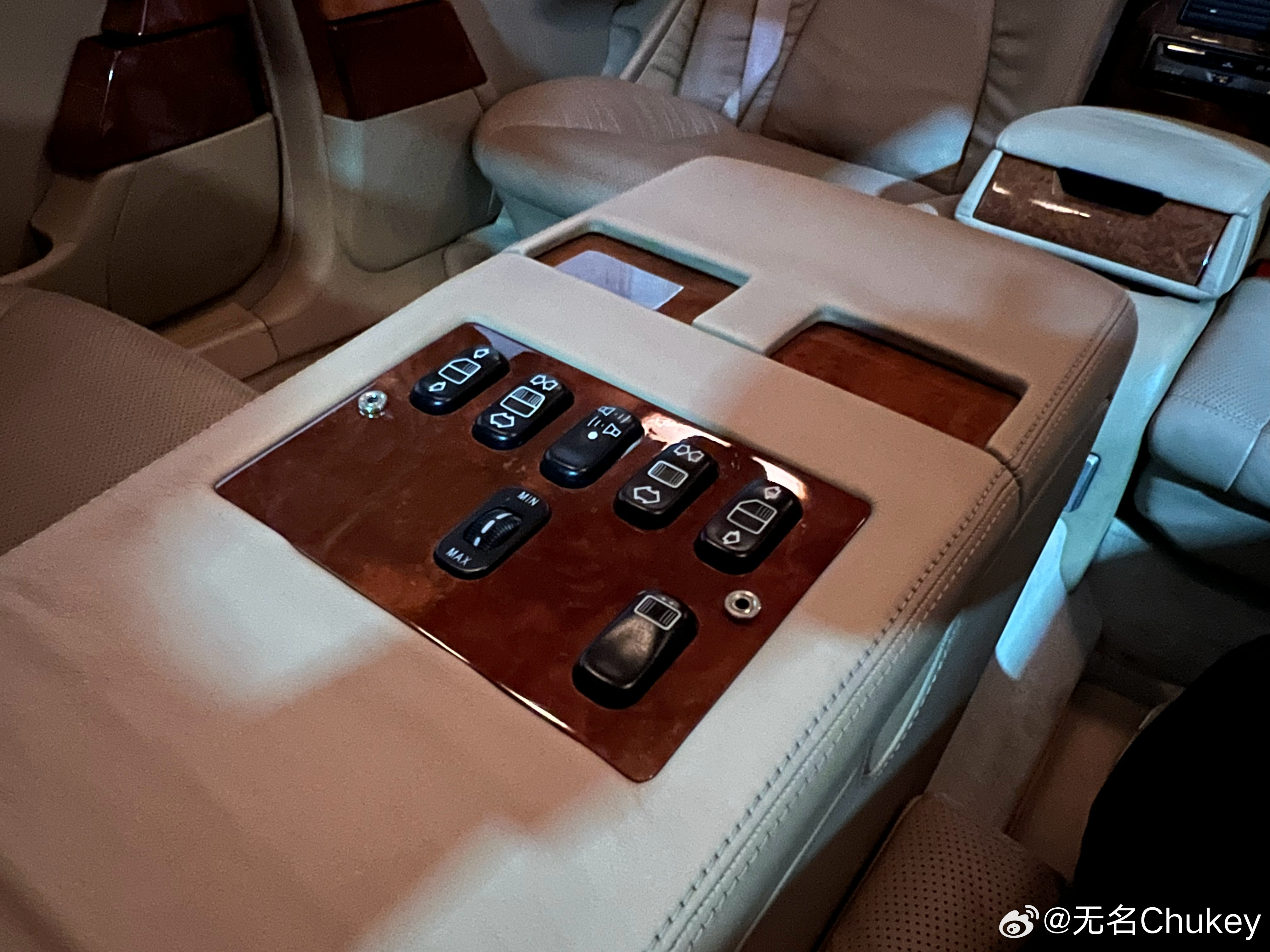 坐在奔驰普尔曼S600这个位置，真的感觉自己身价百亿，这款long benz在我