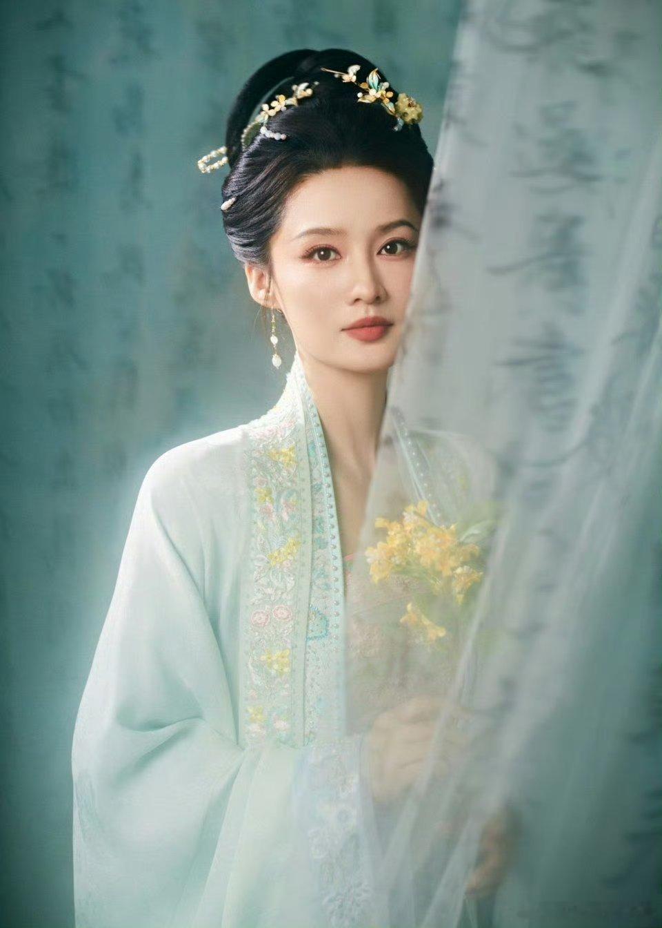 李沁撑得起李清照的少女感与晚年的孤傲我觉得合适，李沁有书卷气，学越剧的眼神坚定，