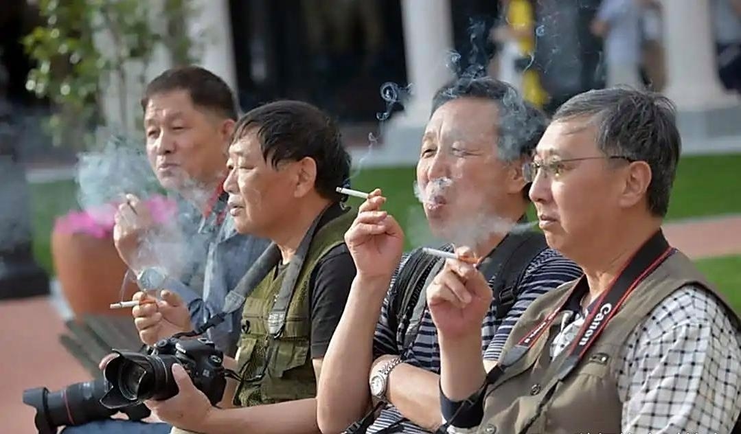 记录者[超话] 做出巨大贡献的“四大民”：1、彩民：每年贡献6000亿元；2、酒