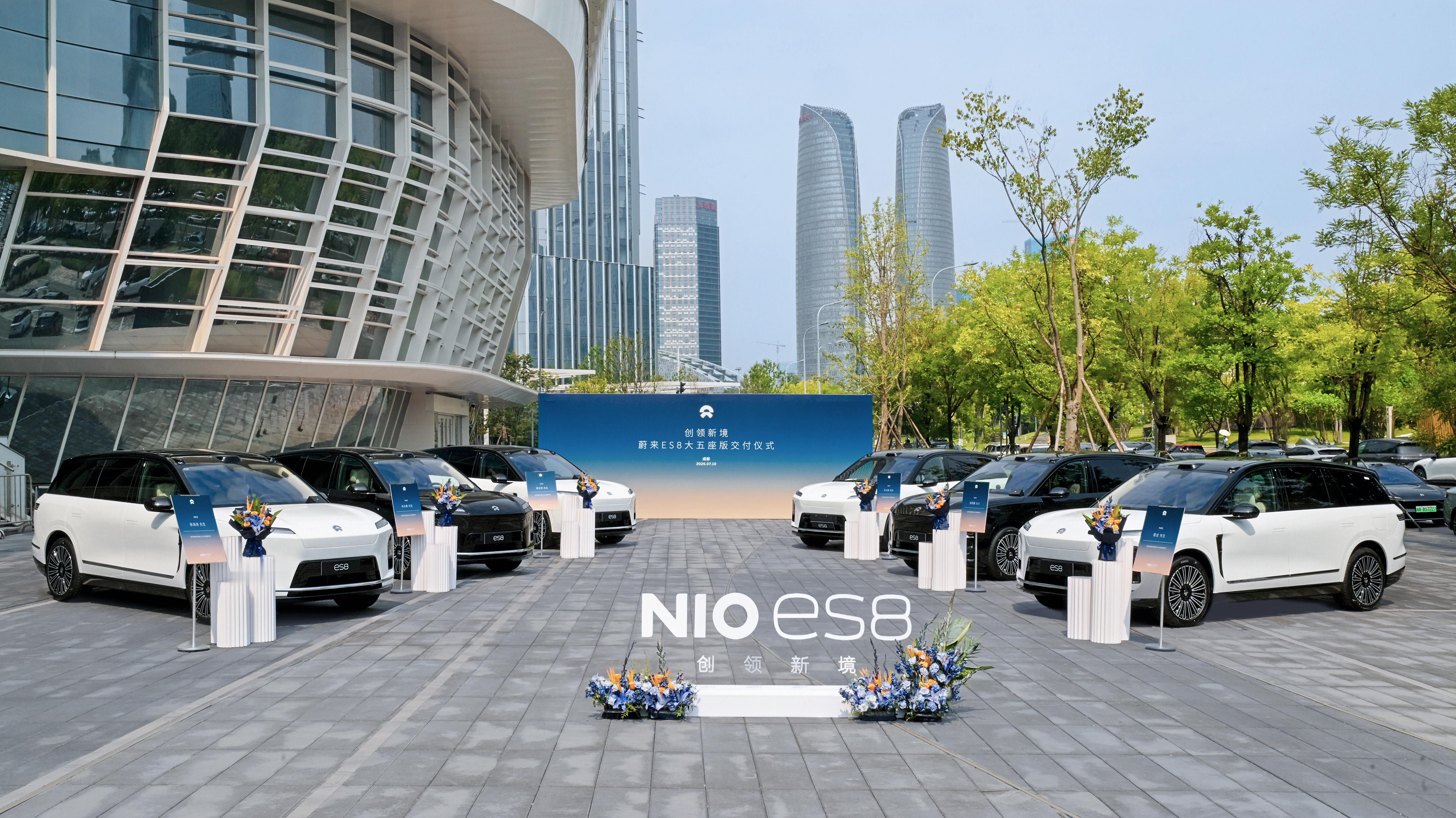 ES8五座版这就交车了。今天媒体会到点，斌哥就说他要去交车了。现在挺好的，发布即