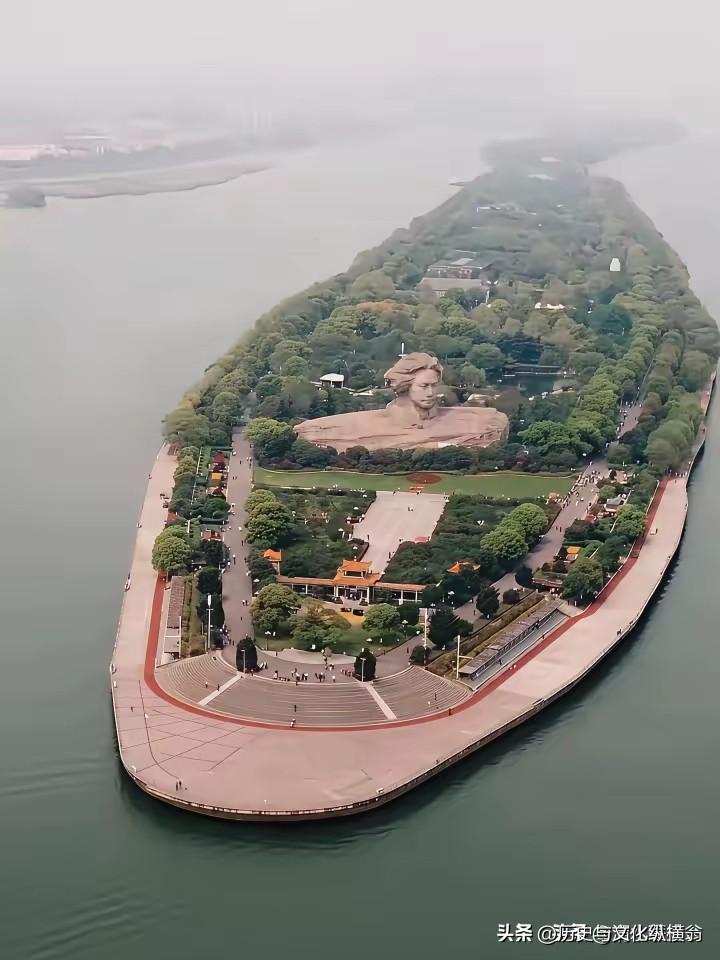桔子洲是湘江中的一个大沙洲，打理得十分整齐，真想上去游。有同行相伴的吗？
