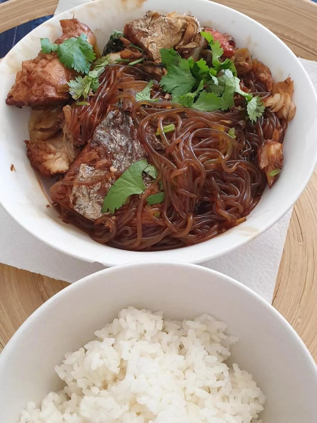 晚饭，我做的菜是鲤鱼炖粉条子，我虽然没吃几口鱼，但是粉条子可没少吃。饭后一个多小