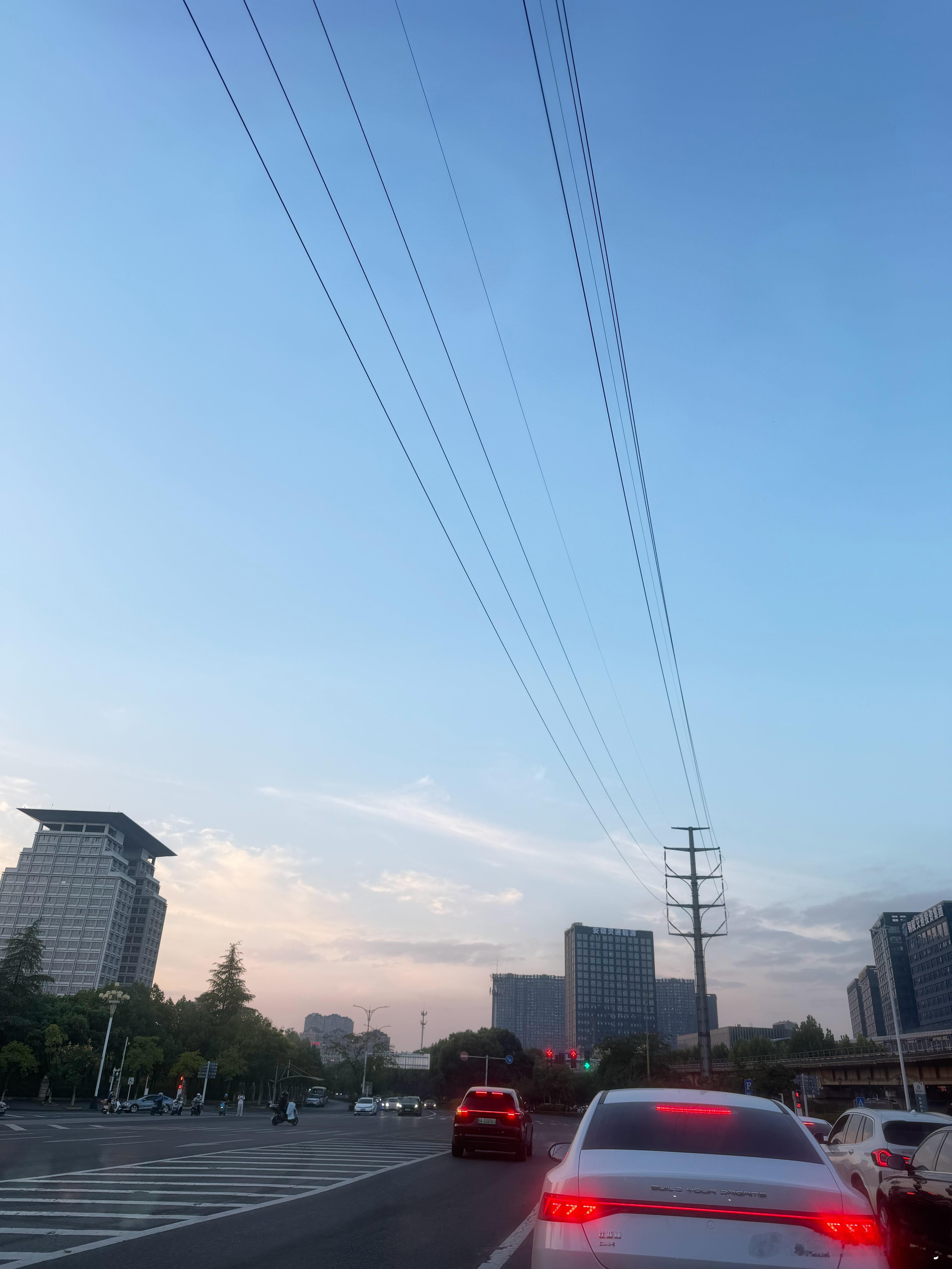 生活偶尔有琐碎与喧嚣，但总有细碎的美好在悄悄治愈我们，慢慢走，一切都会顺心。 ​