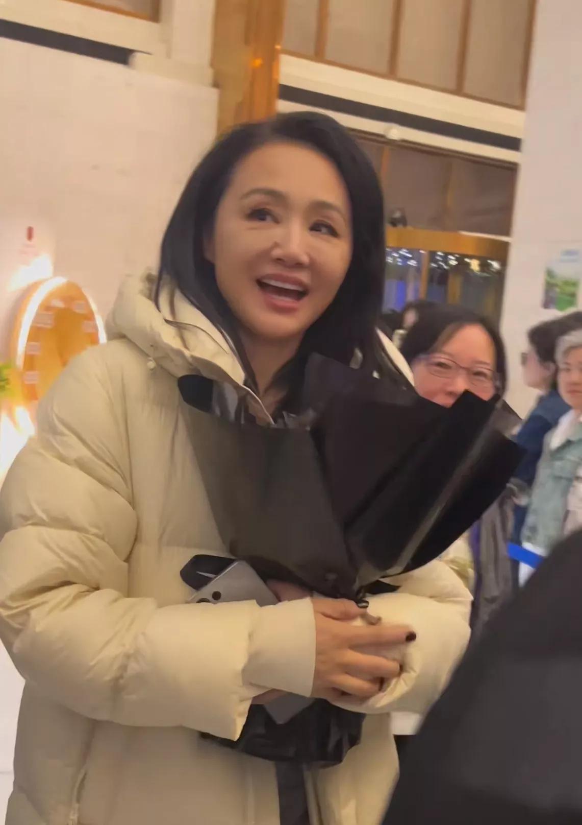 曹颖做的最错误的事情

不是她脊柱滑脱还坚持唱跳

也不是生着病还拼命直播，而是