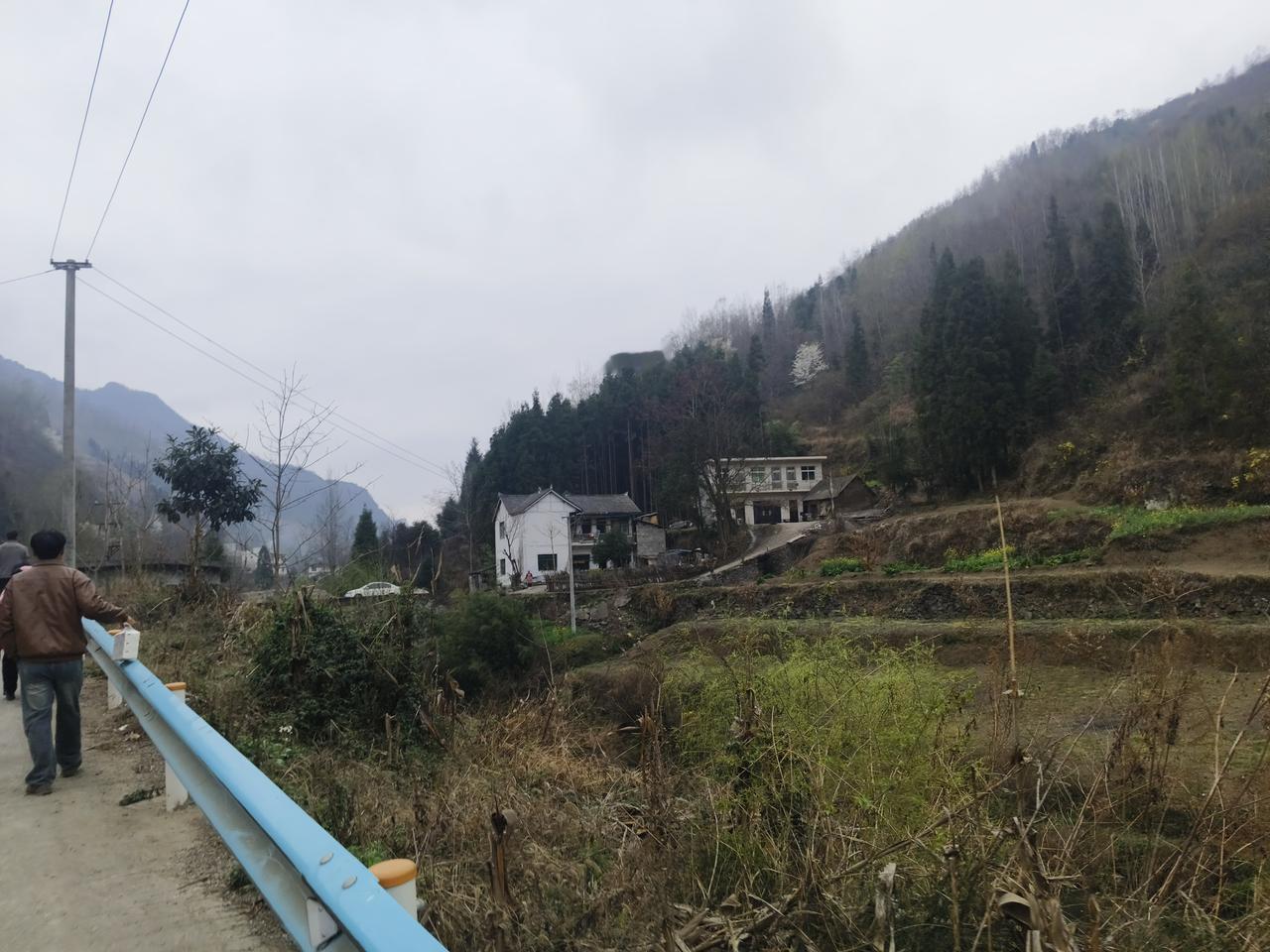 特朗普打伊朗想要什么？
一，六百公斤浓缩铀
二，霍尔木兹收费
三伊朗石油