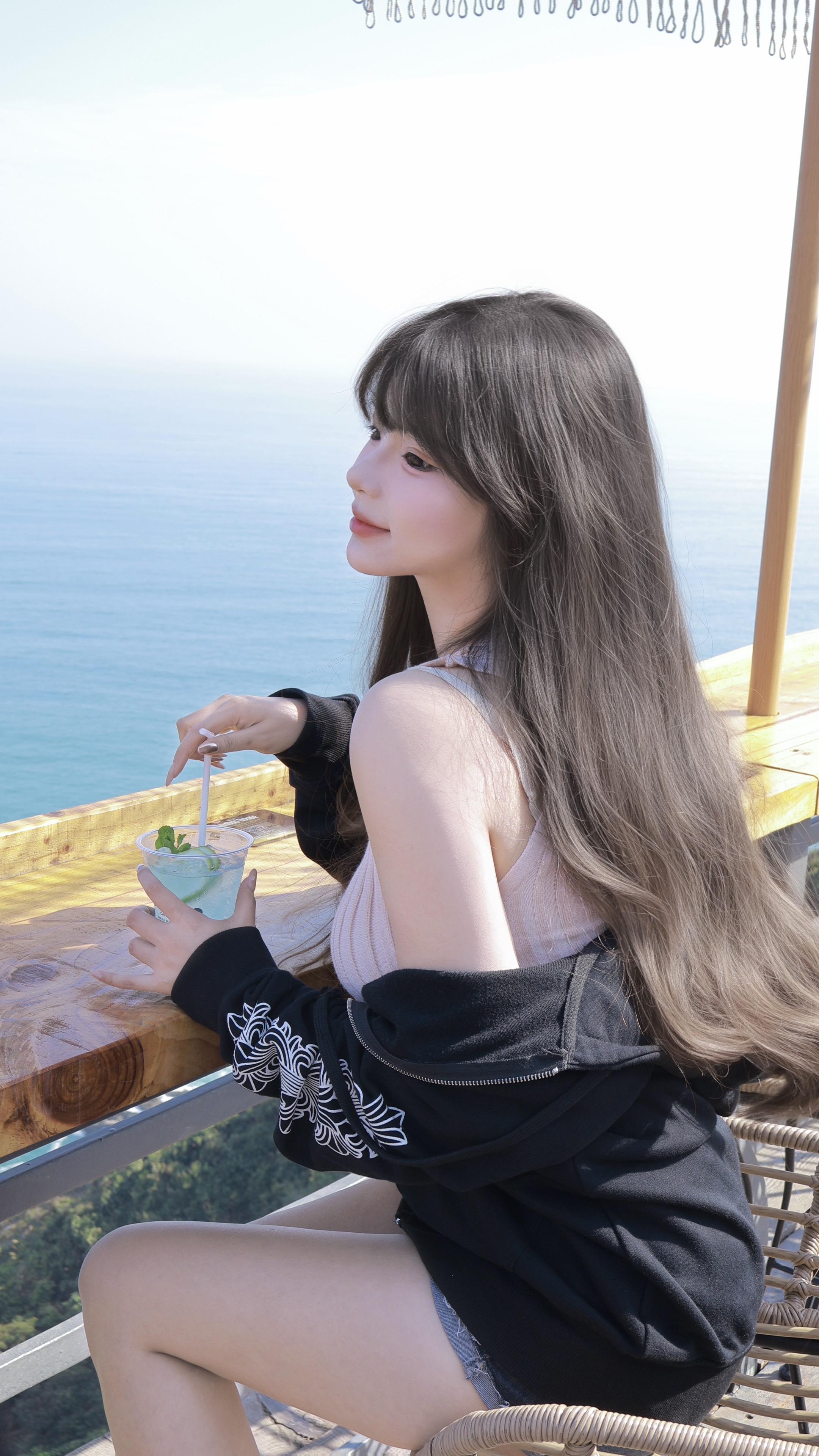 无论我现在漂不漂亮 你都没资格再见我 滚一边去