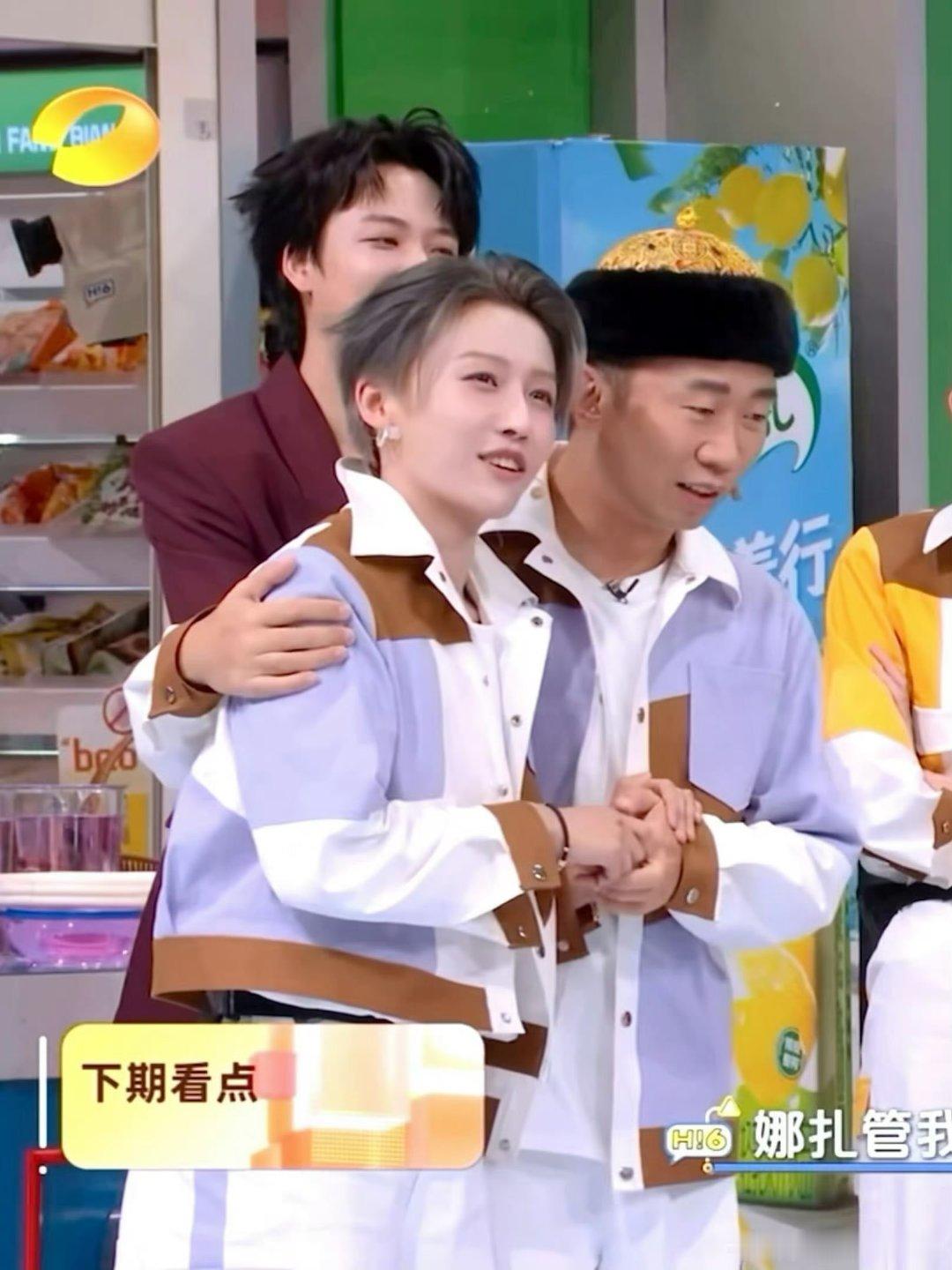 游戏互动专注投入，认真模样又帅又乖，眼睛完全被她勾住！ 