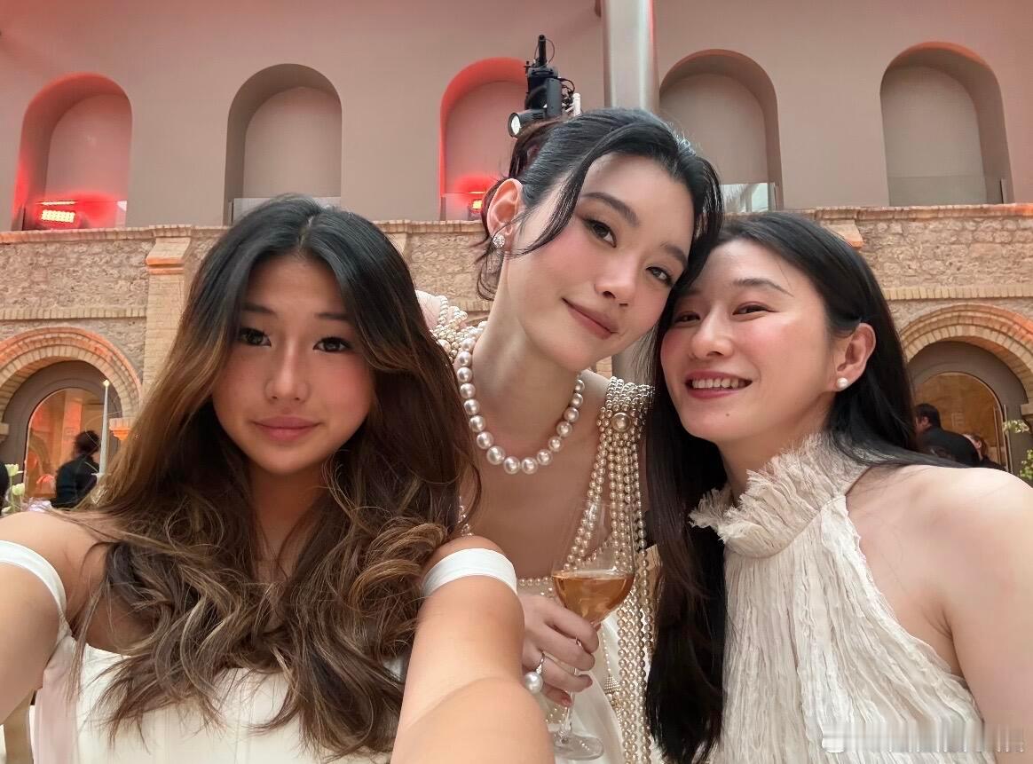 奚梦瑶晚宴造型被奚梦瑶晚宴造型狠狠惊艳，果然好身材就是穿搭作弊神器。奚梦瑶婚礼晚