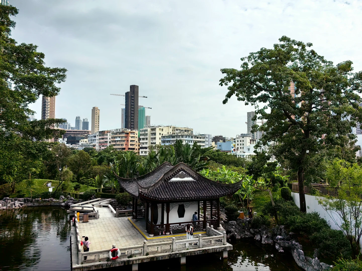 香港新九龙寨城，采用的是苏州园林的造园手法。