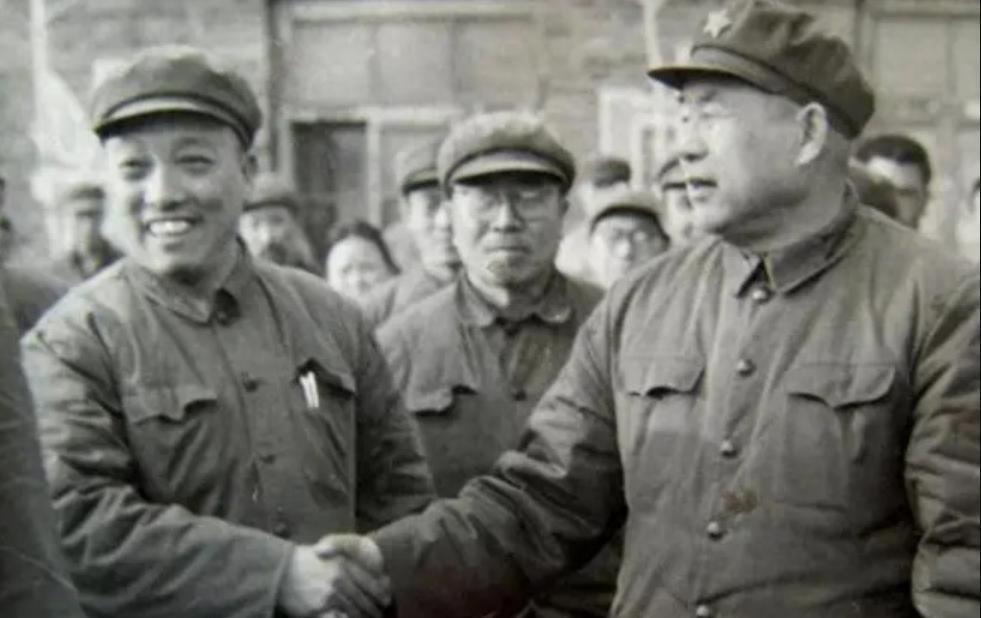 1969年中央会议上毛主席对周恩来低语后，周恩来现场指示李德生将军帽摘下来，背后