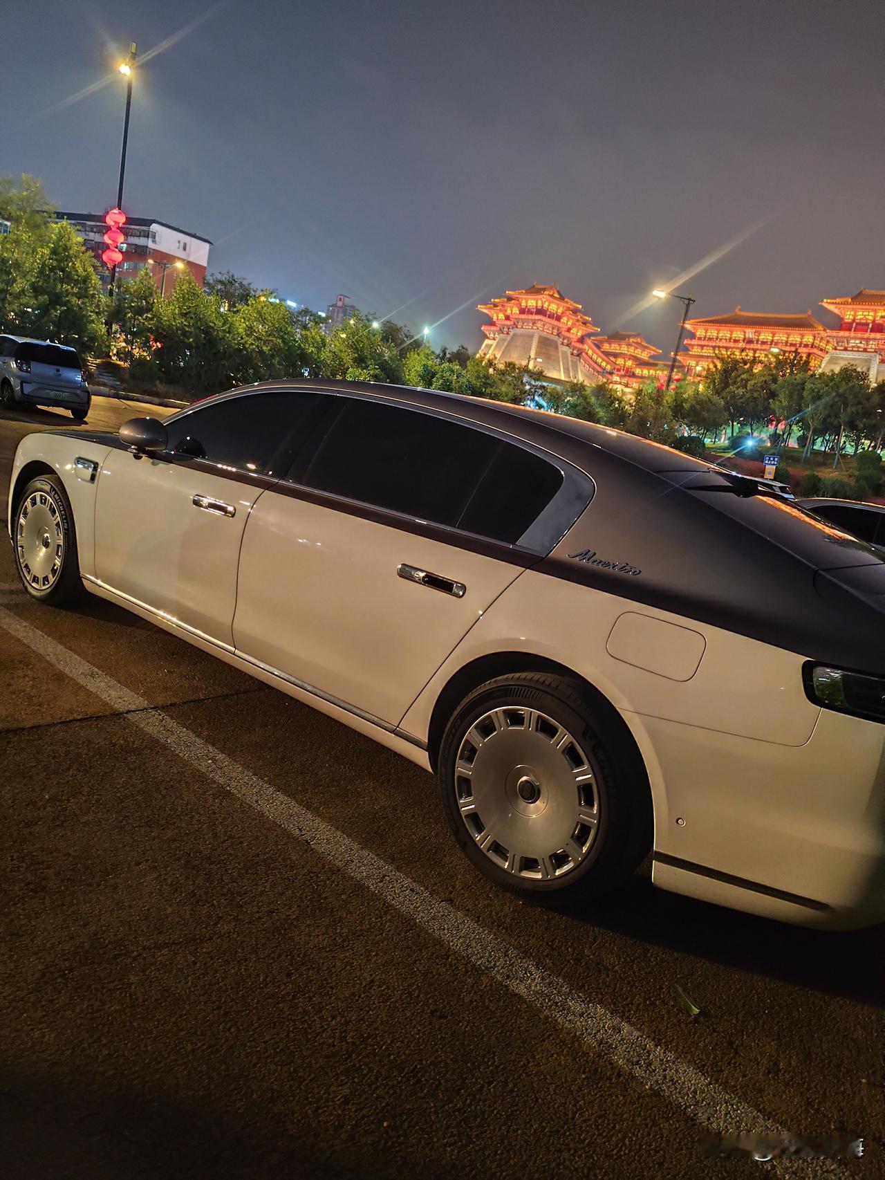 第一次在这个停车场见这无人驾驶汽车，还没有挂拍照呢？很是意外！这是昨晚在停车场悠