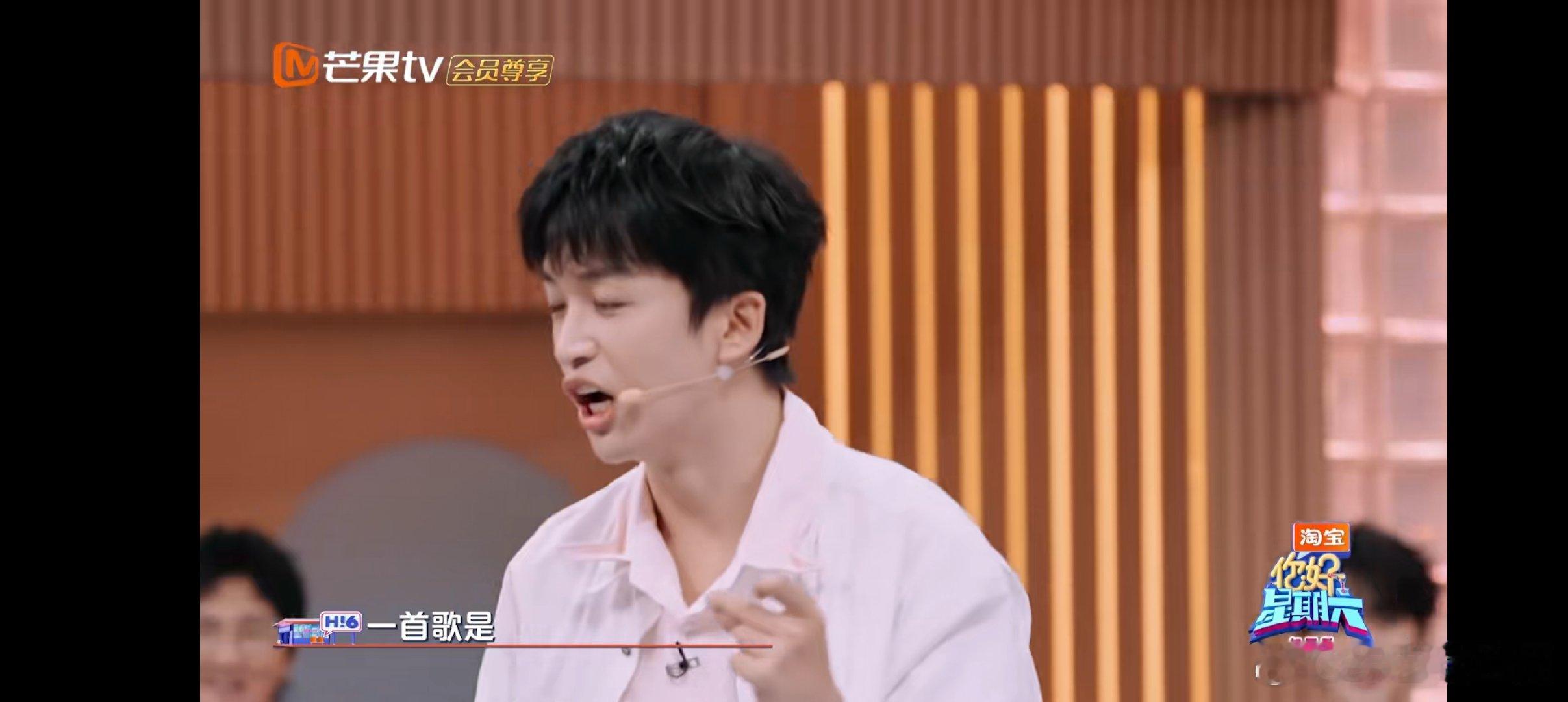 黄子弘凡跳“大展宏图”的样子也太可爱了吧！扑腾着小手走向答题区，嘴里还碎碎念歌词