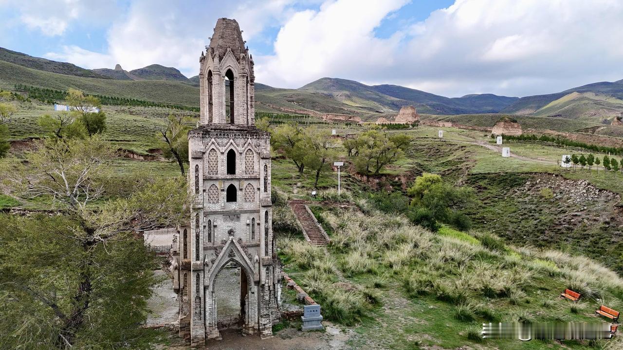 如果说农耕文化与游牧文化的碰撞与融合不算新奇，那就再加上东方文化和西方文化的相互