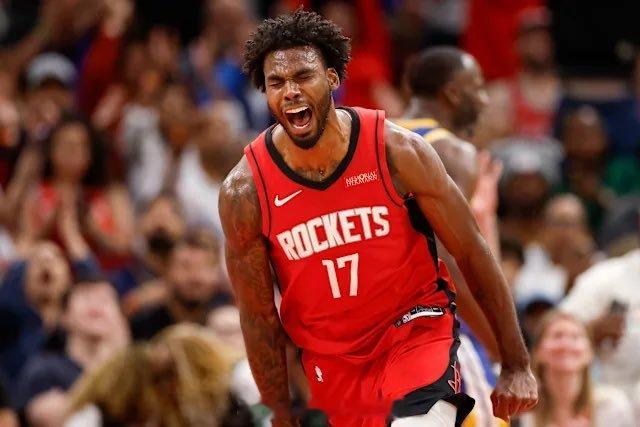 据Dave McMenamin，湖人队在休赛期讨论过引进托拜厄斯·哈里斯、迪安·