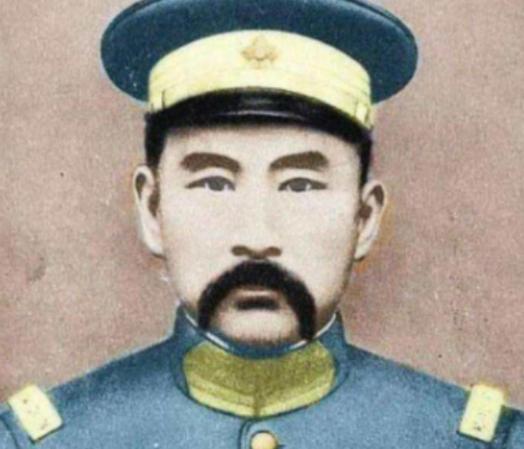 晚上，张勋上了床，枕在三姨太王克琴香软的肚皮上。他刚睡着，被弄醒了。正要把姨太死