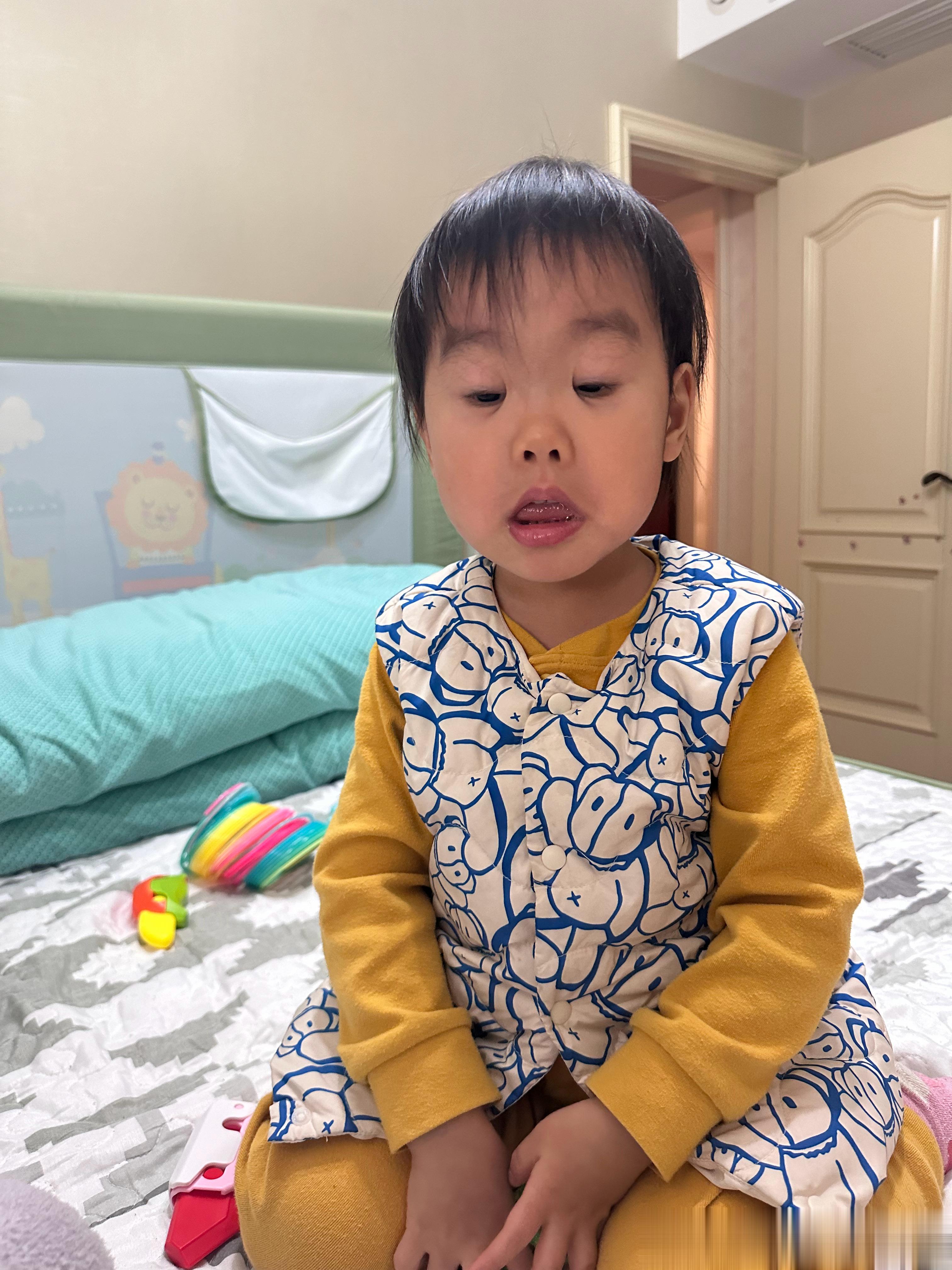 刚才这个娃儿在我和她爸视频的时候，偷偷躲在我背后，坏兮兮喊她爸外号，结果她爸反击