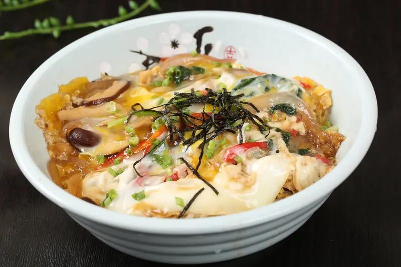 那顿餐发生在京都车站地下商场的一家小店。傍晚赶完最后一班新干线，我拖着箱子钻进帘