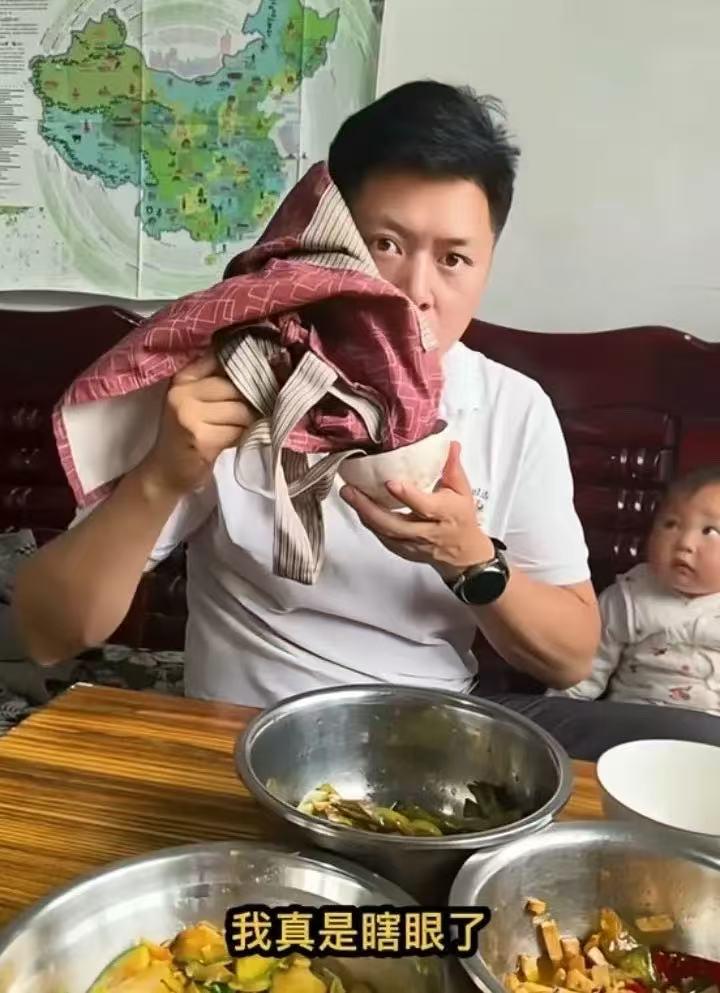 男子下班回家刚坐下吃饭，妻子就把围裙撇在了丈夫的饭碗里，然后数落丈夫说：“我当初