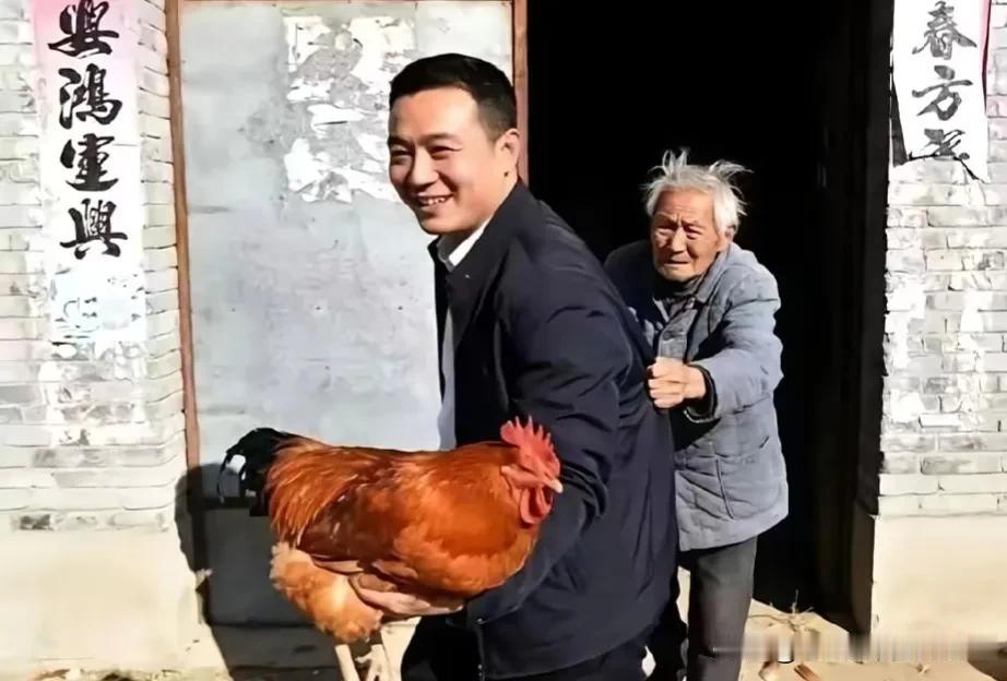 刚到镇里参加工作的小伙子公务员，跟着镇长下乡去扶贫。镇长负责慰问，小伙子负责拍照