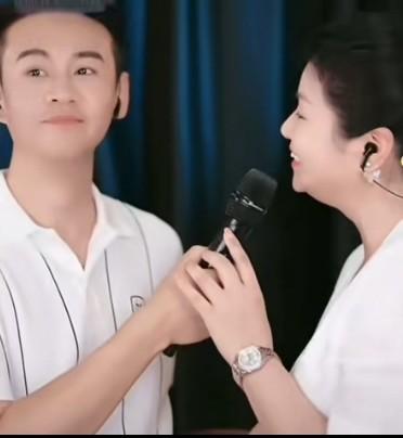 网友喊话西门大官人要小心，提防吴督促回来。徐子崴回应道：“你还是操心操心你的烧饼