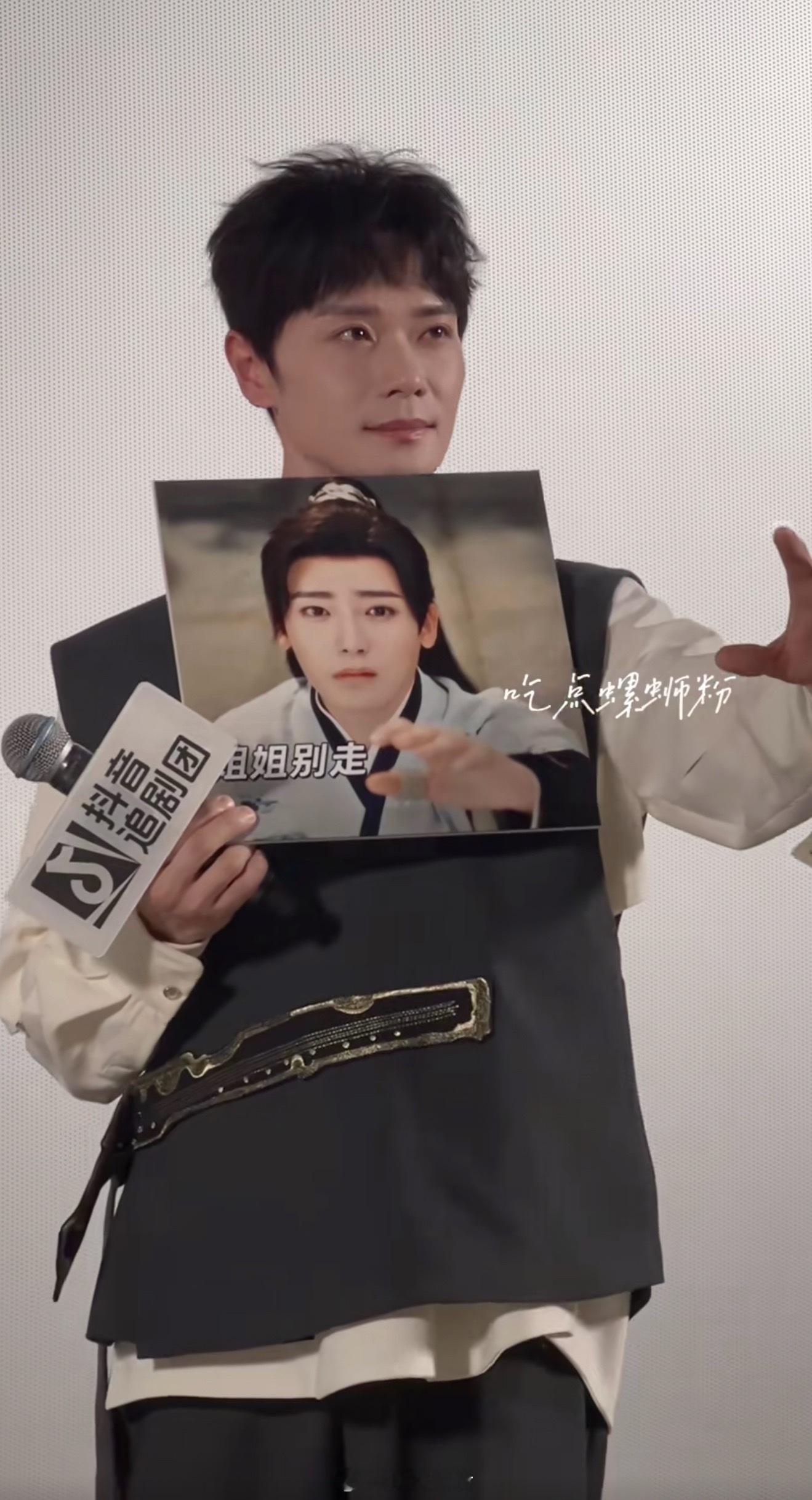 曹骏模仿侯明昊表情包，感觉颜值有差 