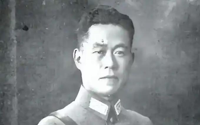 青岛啤酒厂有个勤杂工，叫刘修。同事们都夸他厚道卖力，年年评优秀。谁也没察觉，他手