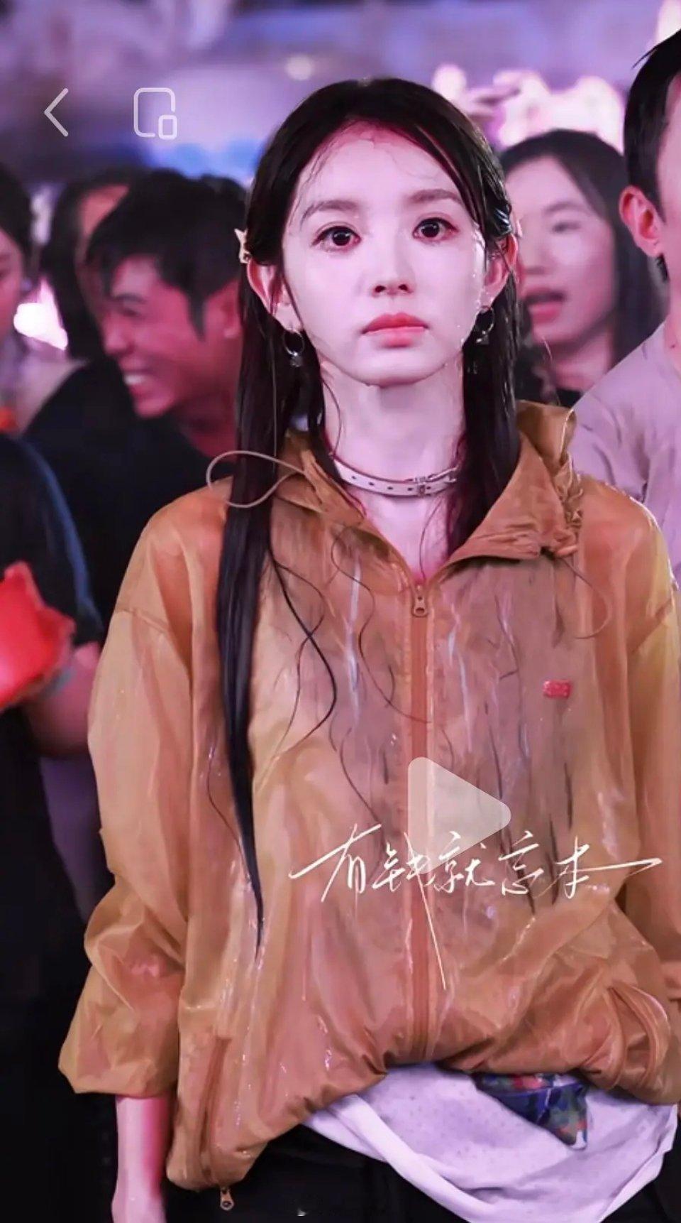 田曦薇不笑就这样垮脸，花期过了吗…… 