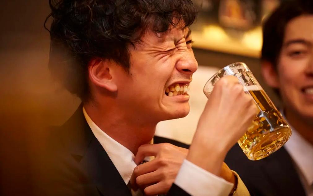 生活中不少人饮酒后出现脸红、胸闷等不适，常被一句“多练练就好了”带过。但这些表现