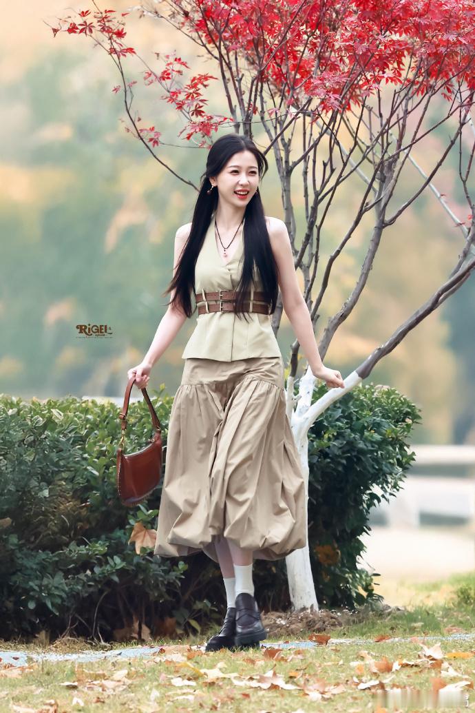 虞书欣双轨美拉德穿搭look  虞书欣双轨今日份路透来啦！美拉德色系穿搭+半扎发